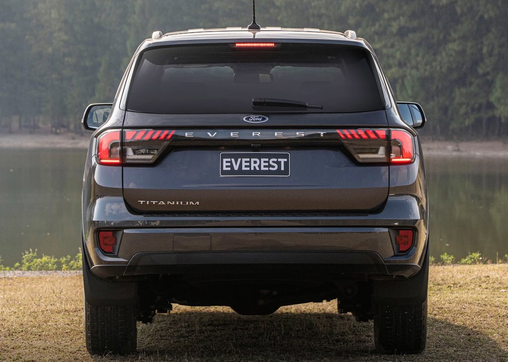 ford-everest-titanium-2024