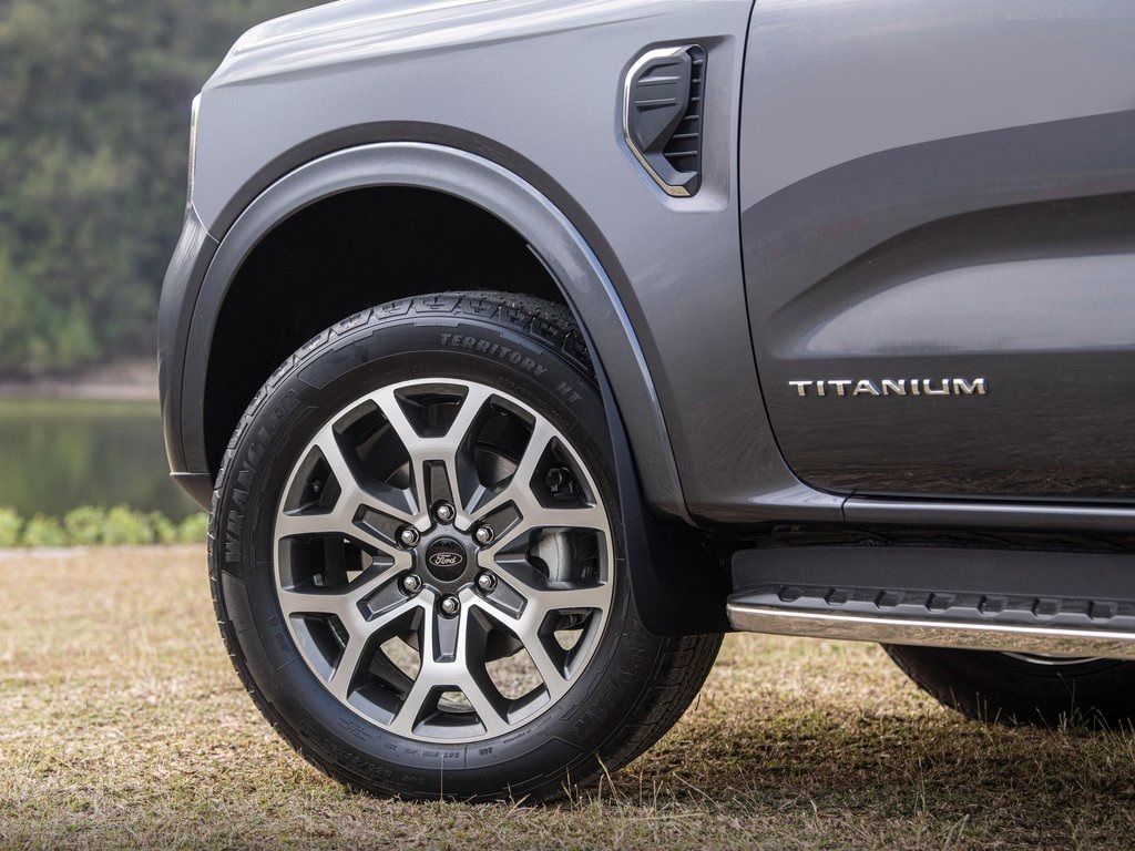 ford-everest-titanium-2024